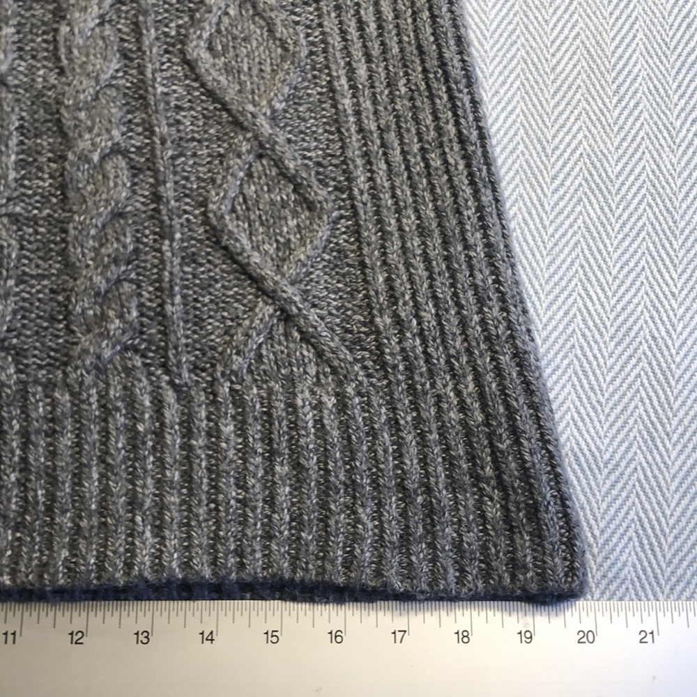 Abercrombie & Fitch Gray Cable Knit Sweater Medium Pit to Pit 17 1/2” Preworn - Picture 14 of 16